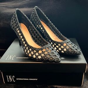 INC International concepts, Zitah Pumps, Black Woven size 7w.